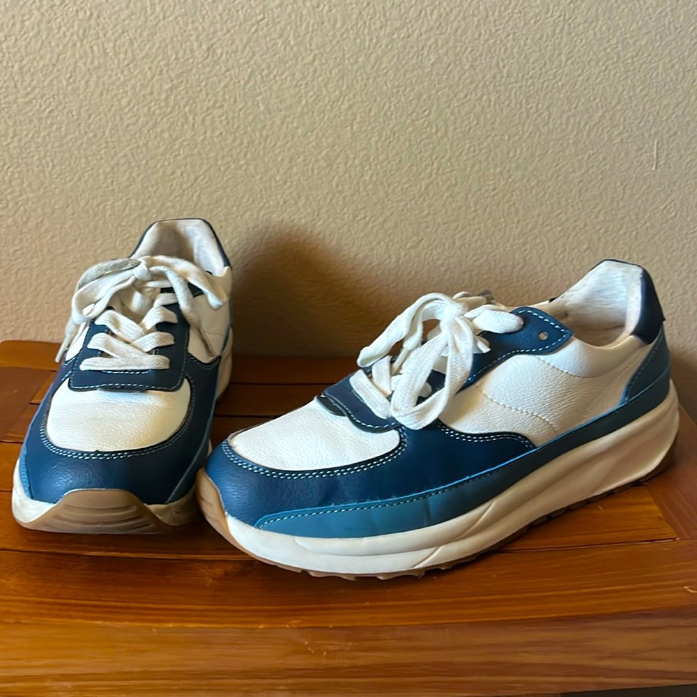 Cute and comfy shoes only worn a few times! Great support, good for walking